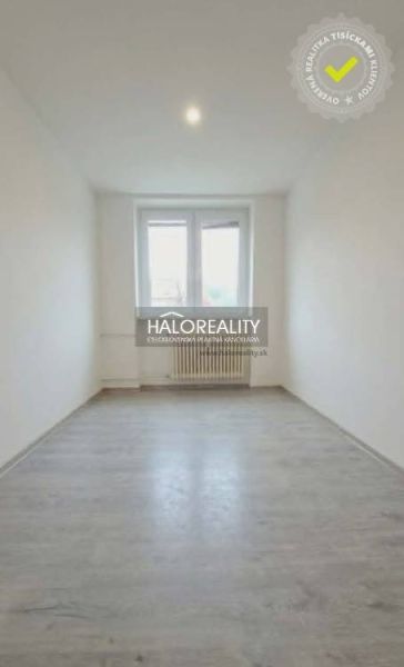 Zimmer in einer 3-Zimmer-Wohnung mit Holzboden und weißen Wänden.
