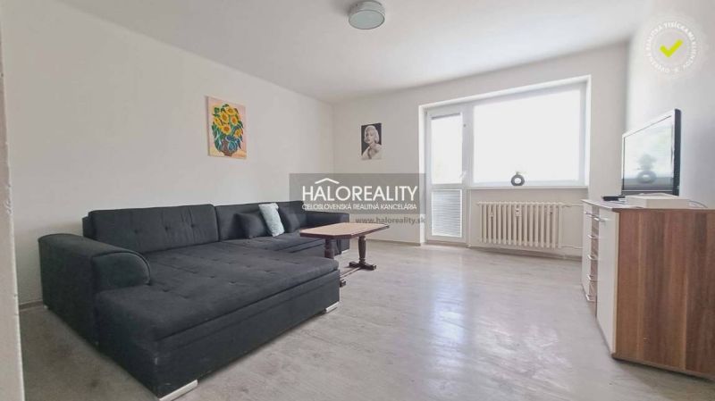 Wohnzimmer mit Sofa und Holzboden in einer 3-Zimmer-Wohnung.