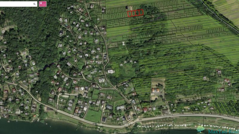 Luftaufnahme von Erholungsgrundstücken in Nová Kelča, umgeben von Grünflächen und Gebäuden.