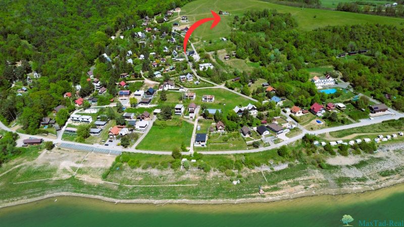 Luftaufnahme des Ferienhausgebiets am Stausee in Nová Kelča.