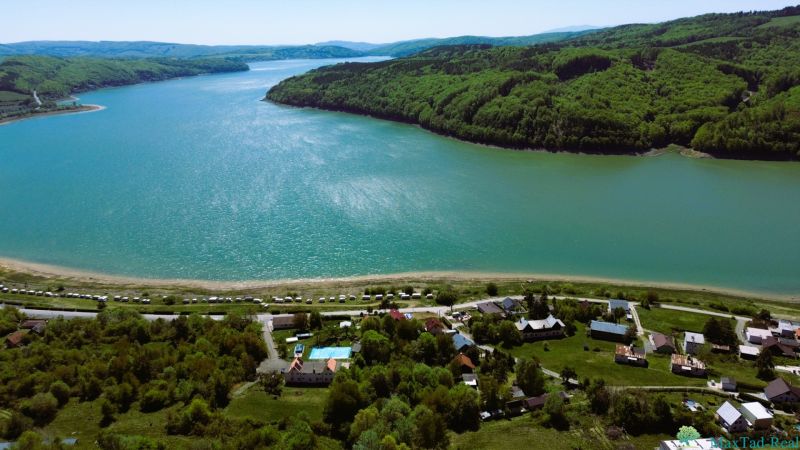 Blick auf die Wasserfläche und das Grün bei den Erholungsgrundstücken in Nová Kelča.