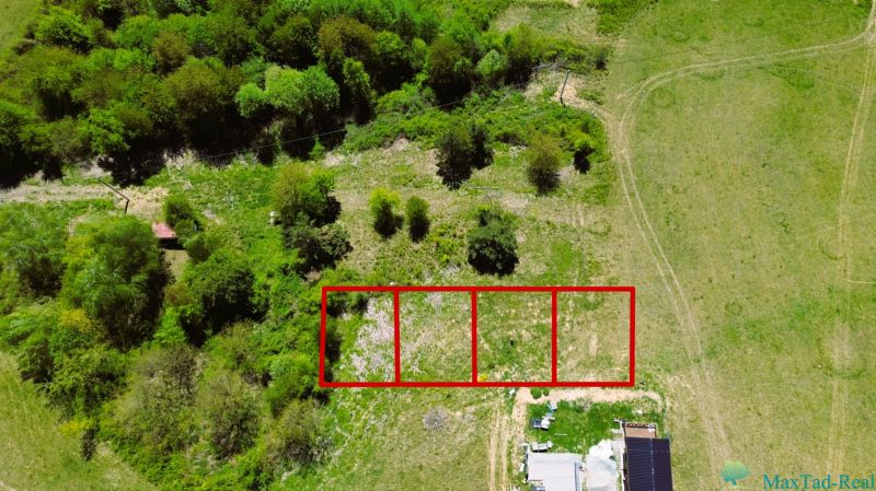 Erholungsgrundstücke in Nová Kelča, umgeben von Grün, durch rote Linien getrennt.