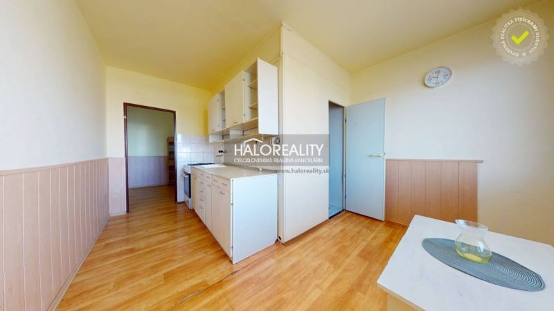 Küche in einer 2-Zimmer-Wohnung mit Holzboden und Grundausstattung.