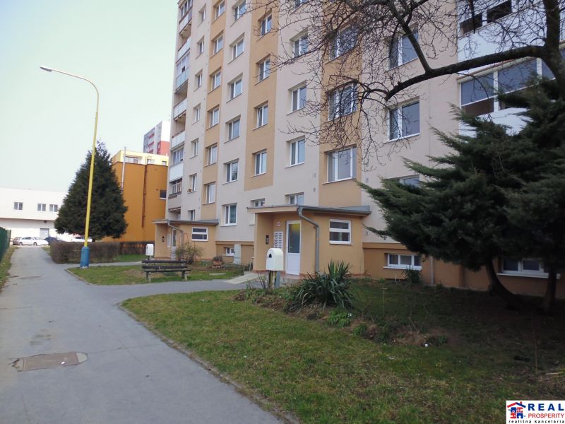 Ein Containerhaus in der G. Svoboda Straße in Prešov mit einem Vorgarten und einem Gehweg zu einer 2-Zimmer-Wohnung.