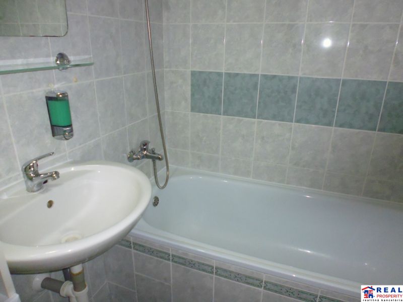 Badezimmer in einer 2-Zimmer-Wohnung mit Badewanne und Waschbecken.