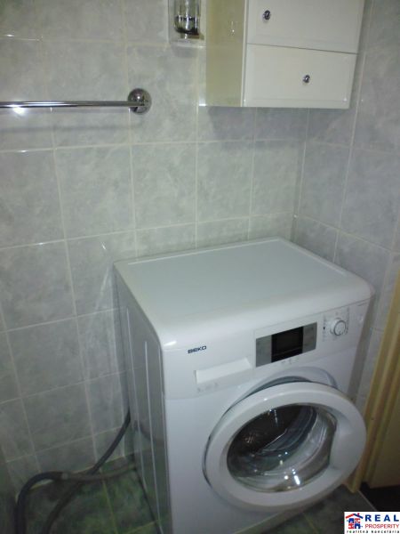 Kúpeľňa v 2-izbovom byte so zrkadlom, práčkou a úložnými skrinkami.

Badezimmer in einer 2-Zimmer-Wohnung mit Spiegel, Waschmaschine und Aufbewahrungsschränken.