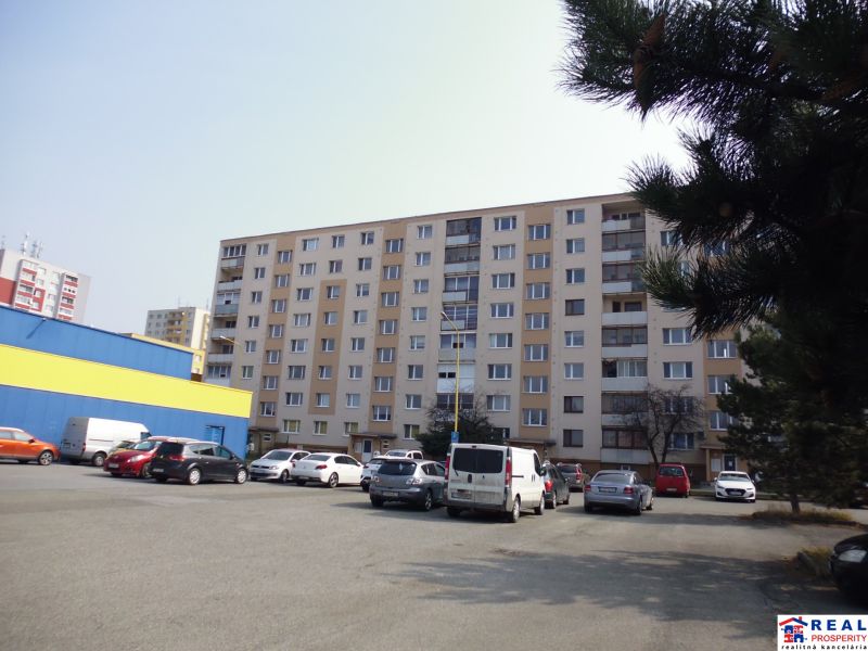 Ein Wohnhaus mit geparkten Autos in der G. Svobodu Straße in Prešov bietet 2-Zimmer-Wohnungen an.