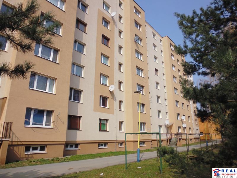 Ein Wohnhaus in der G.Svoboda-Straße in Prešov, umgeben von Grünflächen und einem Gehweg.