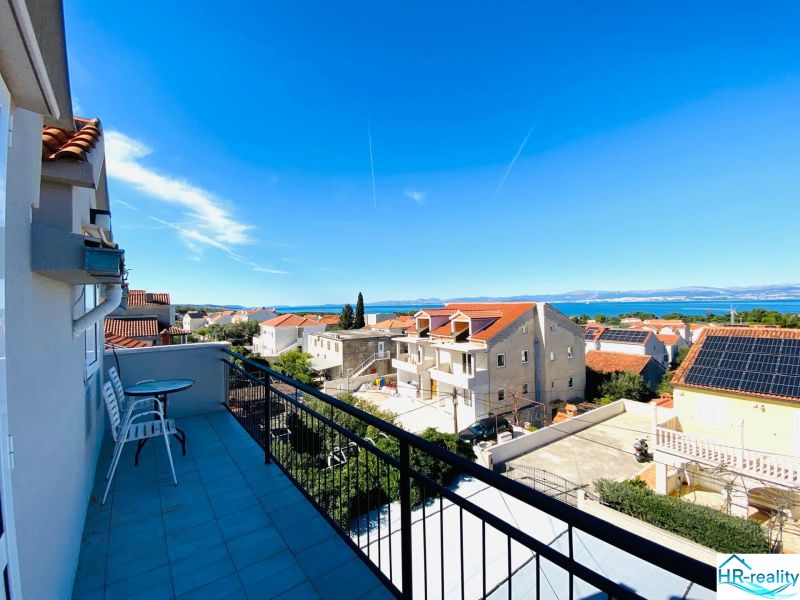 Brač bietet aus der Ferienwohnung einen wunderschönen Blick auf das Meer und die Dächer der Häuser.