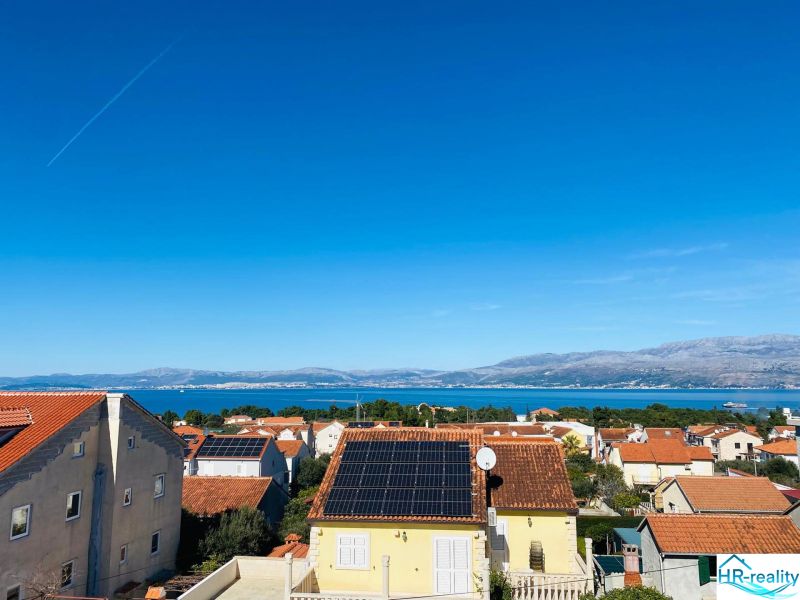 Meerblick und Dächer von Häusern bei einer Ferienwohnung auf Brač.