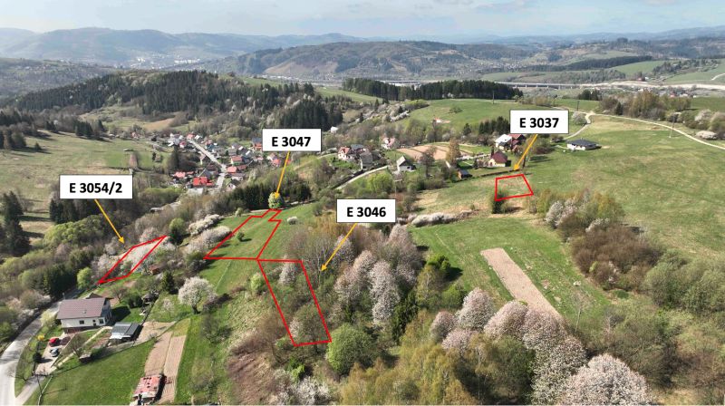Landwirtschaftliche und forstwirtschaftliche Grundstücke in Svrčinovec mit hervorgehobenen Parzellen und umliegender Landschaft.