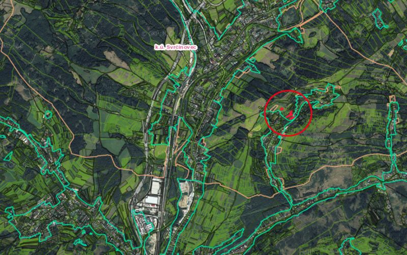 Luftaufnahme von Svrčinovec mit markierten landwirtschaftlichen und forstwirtschaftlichen Flächen.