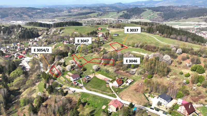 Luftaufnahme von landwirtschaftlichen und forstwirtschaftlichen Flächen in Svrčinovec mit markierten Parzellen.