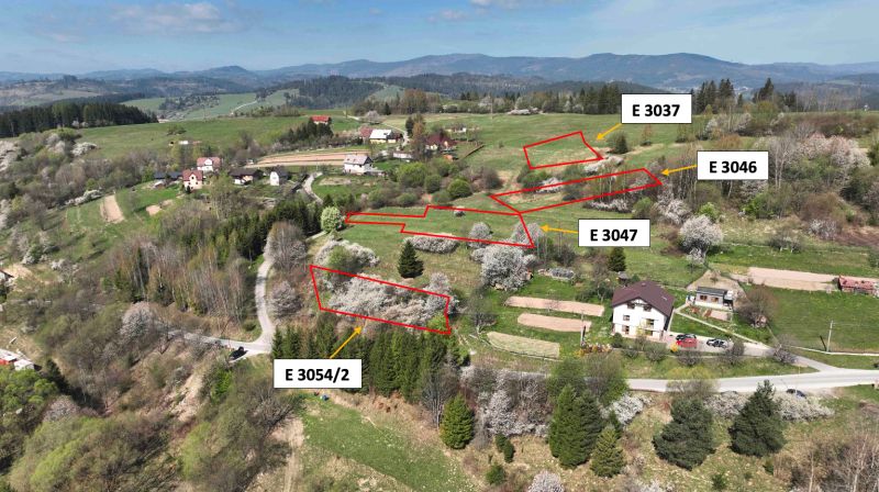 Luftaufnahme von landwirtschaftlichen und forstwirtschaftlichen Flächen in Svrčinovec mit markierten Parzellen.