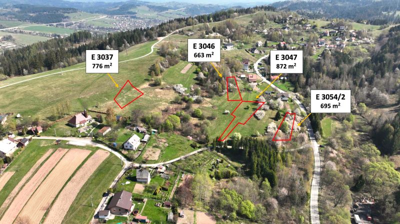 Luftaufnahme von landwirtschaftlichen und forstwirtschaftlichen Flächen in Svrčinovec mit markierten Parzellen.