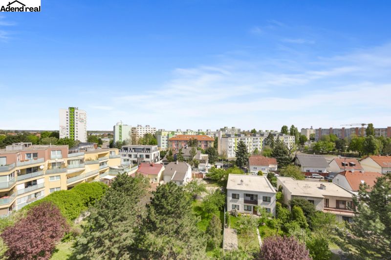Blick auf Wohnhäuser und Grünflächen in Bratislava - Vrakuňa in der Kríková-Straße.