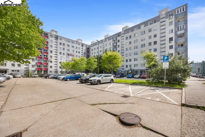 Parkplatz vor dem Wohnhaus in der Kríkova-Straße in Bratislava, Vrakuňa.