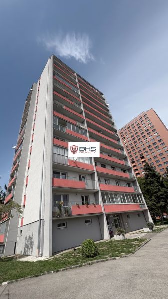Hochhaus in der Račianska-Straße in BAIII für eine 2-Zimmer-Wohnung.
