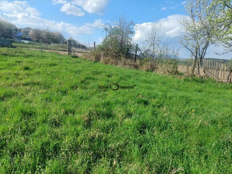 Grundstücke zum Wohnen im Dorf Budiná, grüne Weiden und eingezäunte Flächen.