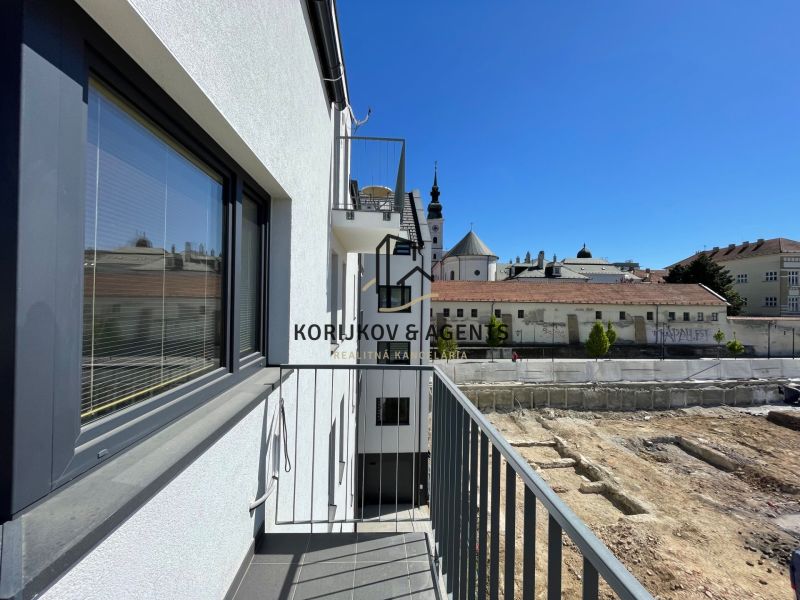 Der Balkon einer 2-Zimmer-Wohnung in der Jarkova-Straße in Prešov mit Blick auf die Stadtpanorama.
