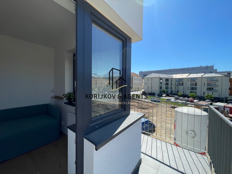 Balkon einer 2-Zimmer-Wohnung mit Blick auf die Jarková-Straße in Prešov.