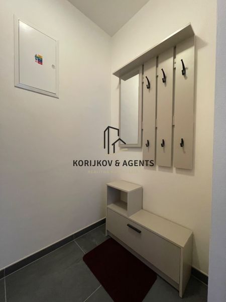 Flur mit Kleiderschrank und Schuhschrank in einer 2-Zimmer-Wohnung.