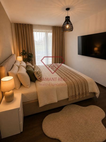 Schlafzimmer in einem Einfamilienhaus mit Bett, großem Fernseher und Boden in Holzoptik.