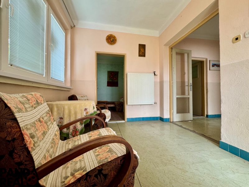 Wohnzimmer mit bequemen Sesseln und dekoriertem Tisch in einem Einfamilienhaus.