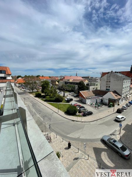 Blick vom Dreifaltigkeitsplatz in Trnava auf den Parkplatz und die umliegenden Gebäude.