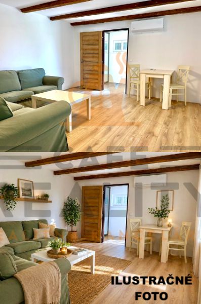 Wohnzimmer mit Sofa und Tisch, Boden mit Holzdekor, Einfamilienhaus.