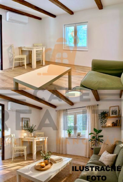 Wohnzimmer mit Holzdecke und Boden in Holzoptik in einem Einfamilienhaus.