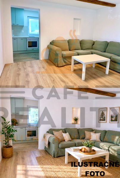 Helles Wohnzimmer in einem Einfamilienhaus mit Küche und Sofa, Boden mit Holzdekor.