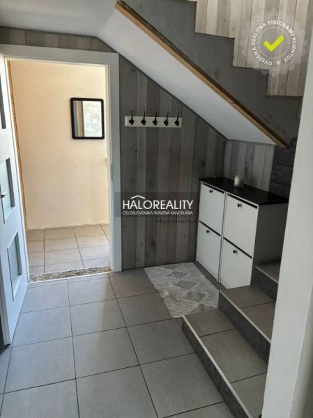 Innenraum eines Einfamilienhauses mit Treppe, Schrank und Garderobe, Boden mit Holzdekor.