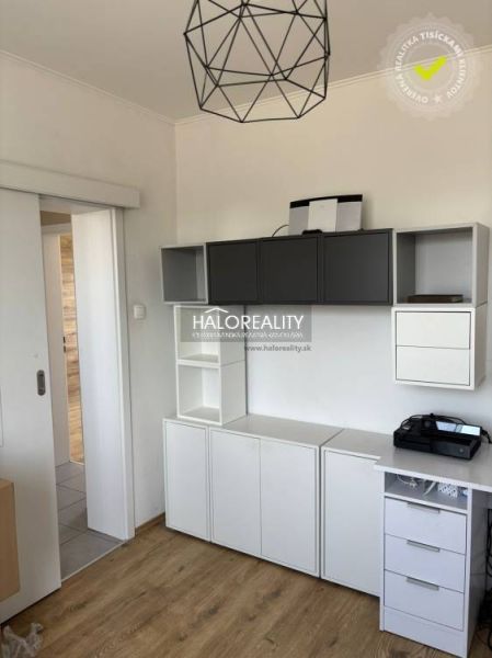 Innenraum eines Einfamilienhauses mit weißen und grauen Möbeln, Boden mit Holzdekor.