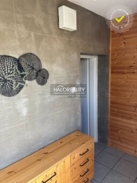 Innenraum mit Holzwand, Fliesen und dekorativem Element in einem Einfamilienhaus.