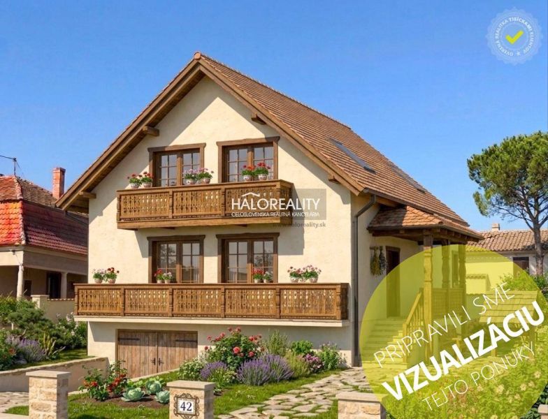 Ein Einfamilienhaus in Radvaň nad Dunajom mit Holzelementen und einem Garten in blühenden Farben.