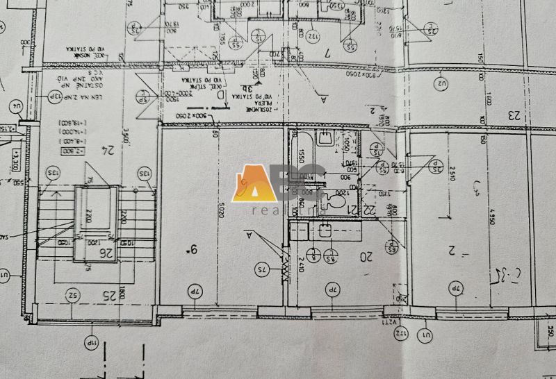 Grundriss einer 2-Zimmer-Wohnung, der die Anordnung der Räume und Installationen darstellt.