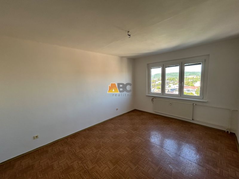 Geräumiges Zimmer mit Holzboden in einer 2-Zimmer-Wohnung.
