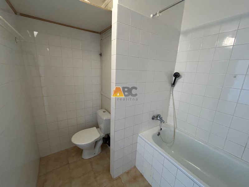 Badezimmer in einer 2-Zimmer-Wohnung mit Badewanne und Toilette.