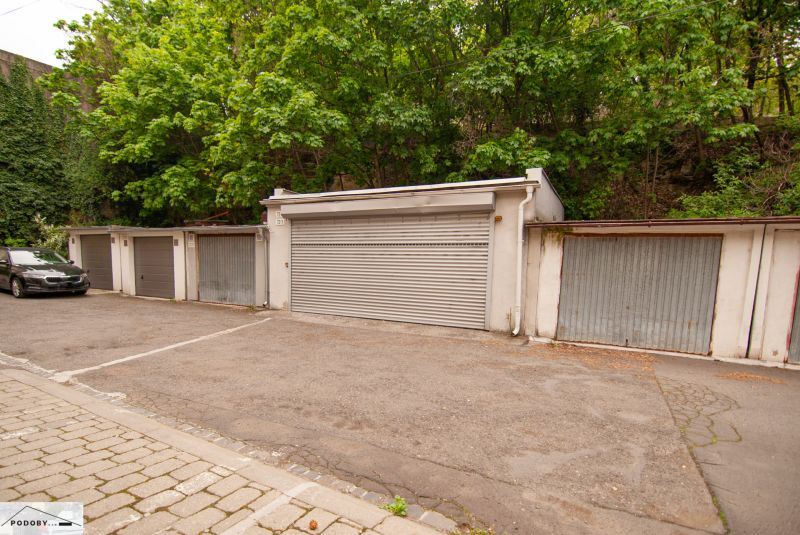 Die Außenansicht der Garage in der Beblavého Straße in Bratislava - Altstadt zwischen dem Grün.