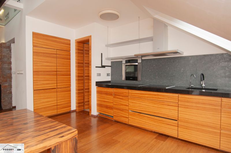 Küche in einer 3-Zimmer-Wohnung mit Küchenzeile und Holzboden.