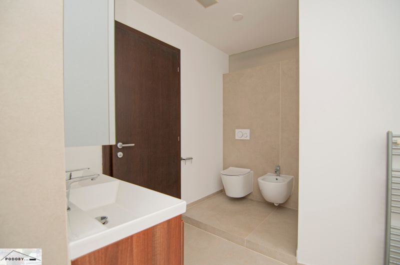 Badezimmer mit Dusche, Waschbecken, Toilette und Bidet in einer 3-Zimmer-Wohnung.