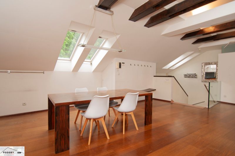 Helles Esszimmer in einer 3-Zimmer-Wohnung mit Holzboden und Dachfenstern.