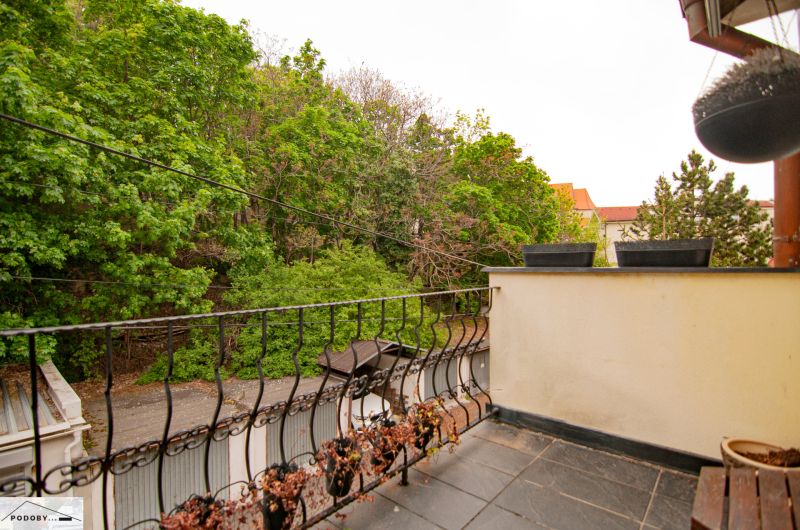 Der Balkon der 3-Zimmer-Wohnung in der Beblavého-Straße in Bratislava bietet einen Blick ins Grüne.