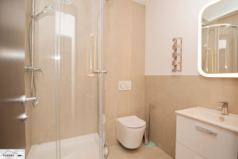 Badezimmer in einer 3-Zimmer-Wohnung mit Dusche und Toilette.