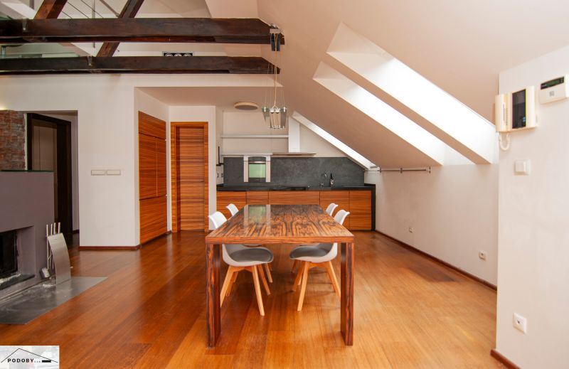 Essbereich in einer 3-Zimmer-Wohnung mit Holzboden und Holzbalken.