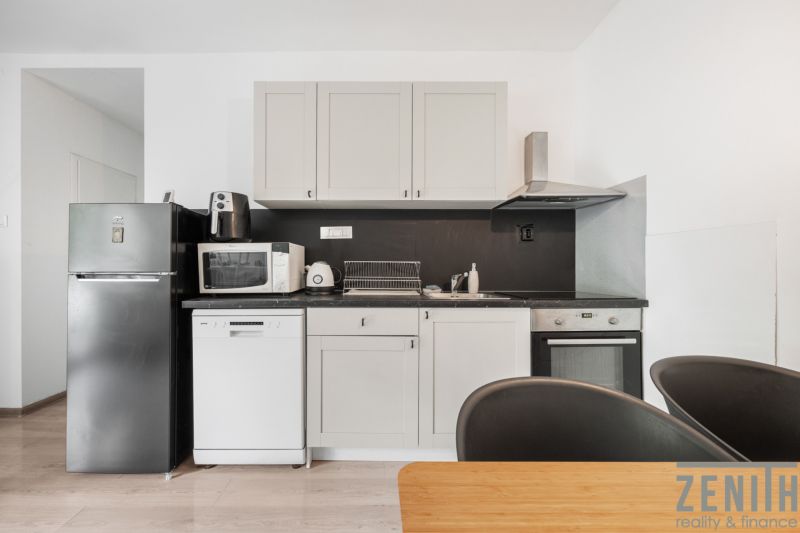 Küche in einer 2-Zimmer-Wohnung mit Ausstattung auf einem Boden mit Holzdekor.