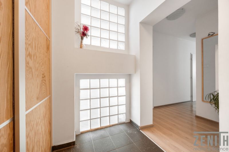 Eingangsflur mit Holzboden und Oberlicht in einer 2-Zimmer-Wohnung.