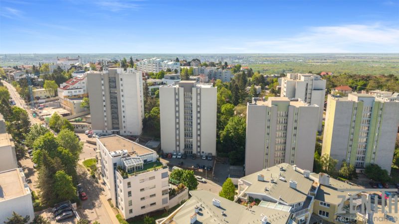 Ein Blick auf Wohngebäude umgeben von Grün in Bratislava - Altstadt.