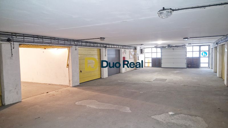 Innenraum einer Garage mit mehreren Toren, ein beleuchteter und geräumiger Raum.